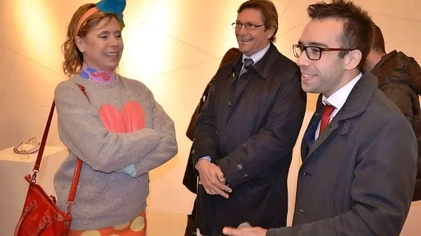 Svetovno znana španska modna kreatorka z izolskim županom Igorjem Kolencem in podžupanom Gregorjem Peričem.