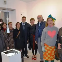 Agata Ruiz de la Prada z gostitelji bienala Filo rosso v Izoli (druga z desne).
