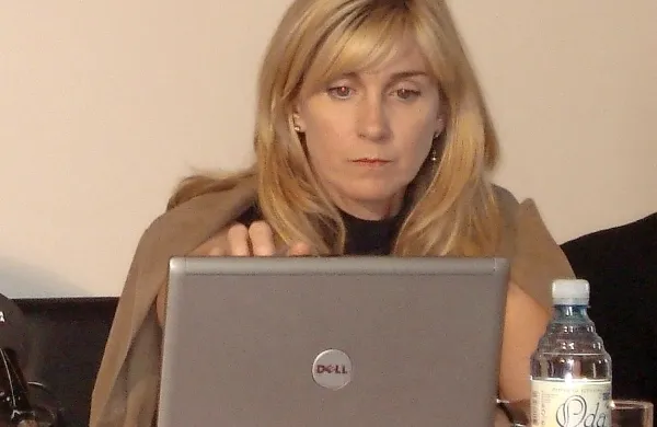 Astrid Prašnikar je imela pogodbo o zaposlitvi za nedoločen 
čas in bi ji UP morala najti drugo delovno mesto, zato bo 
pravico iskala na sodišču.