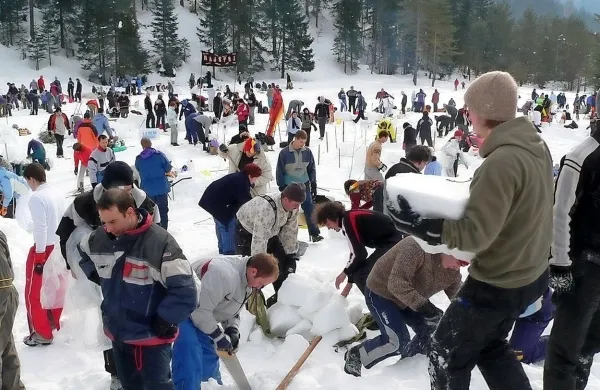 V soboto  je čas za umetniško ustvarjanje. Skupine graditeljev 
(5-8 članov), ki vsaka s svojim načrtom, tehniko in zagnanostjo zidajo, oblikujejo in sestavljajo mojstrske snežne 
skulpture.
