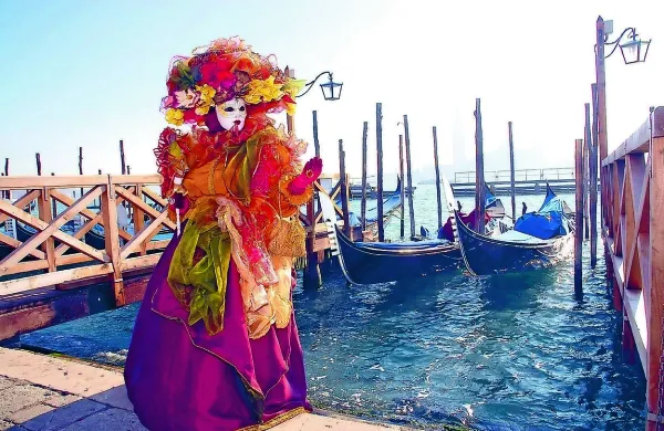 Kulisa Benetk je še kako primerna za skrivnostne poglede 
izza lično izdelanih mask.