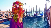 Kulisa Benetk je še kako primerna za skrivnostne poglede 
izza lično izdelanih mask.