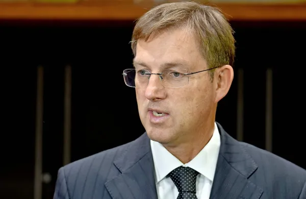  Premier Miro Cerar je v intervjuju za nemški časnik Die Welt 
Nemčiji očital protislovno ravnanje v begunski krizi.