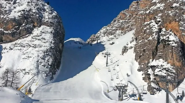 Cortina ne bi bila znana kot kraljica Dolomitov, če ne bi bila 
obdana z najslikovitejšimi vrhovi daleč naokoli.