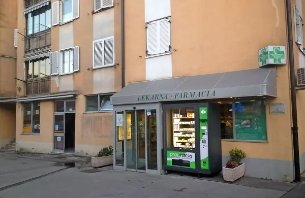 V Kopru je avtomat  pred lekarno v Olmu.