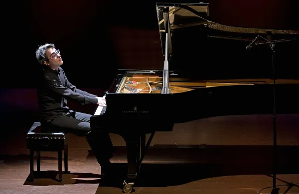 Alexander Gadžijev je  v Kulturnem  domu  Nova Gorica 
prebiral  Mozartove, Chopinove in Lisztove sonate. 