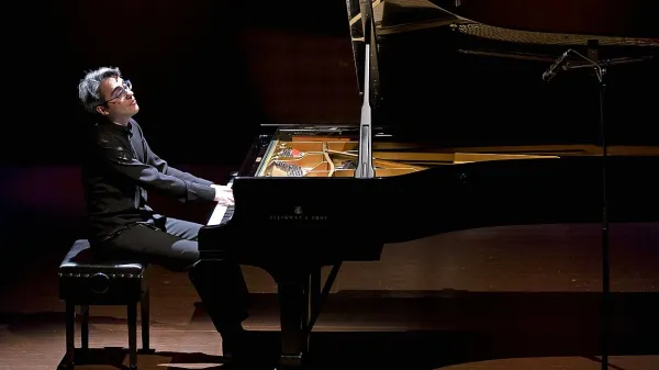 Alexander Gadžijev je  v Kulturnem  domu  Nova Gorica 
prebiral  Mozartove, Chopinove in Lisztove sonate. 