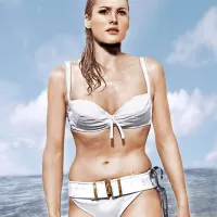 Ursula Andress je v filmu Dr No iz morja izstopila oblečena v 
“čeden nič”.