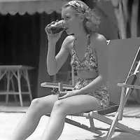 Igralka Jane Wyman v kopalnem oblačilu leta 1935.