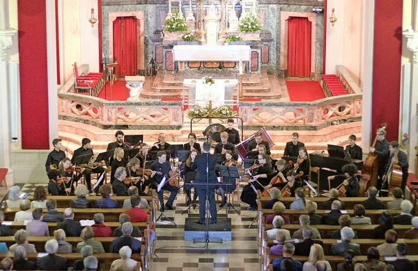  Na prvem koncertu  iz cikla Glasbena prikazovanja je nastopil 
Komorni orkester Akademije Nova pod vodstvom Simona 
Perčiča.