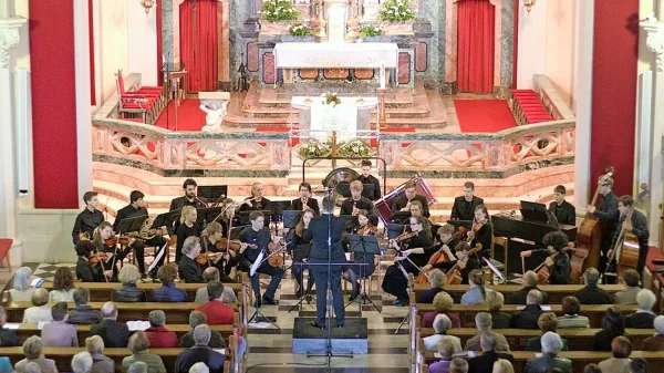  Na prvem koncertu  iz cikla Glasbena prikazovanja je nastopil 
Komorni orkester Akademije Nova pod vodstvom Simona 
Perčiča.