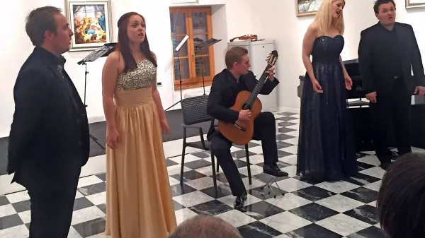 Uspešna zasedba Ridiamo je svoje pesem z glasbili obogatila tudi  v galeriji koprskega samostana Sv. Ane.