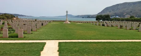 Suda Bay War Cementery, poklon mrtvim mladeničem z 
vsega sveta,  ki so se v drugi svetovni vojni borili na strani 
Angležev, je več kot le pokopališče.
