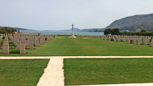 Suda Bay War Cementery, poklon mrtvim mladeničem z 
vsega sveta,  ki so se v drugi svetovni vojni borili na strani 
Angležev, je več kot le pokopališče.