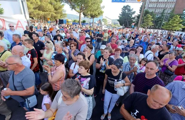 Delali bodo, a    vladi ne dovolijo, da uniči Luko