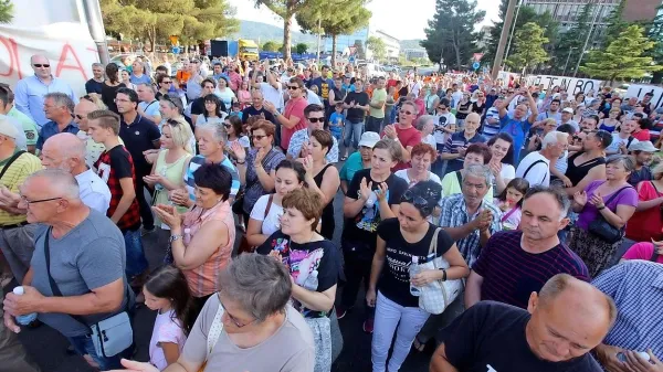 Delali bodo, a    vladi ne dovolijo, da uniči Luko