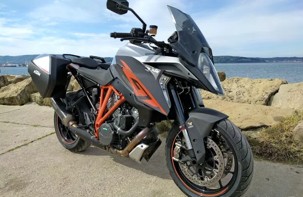 Zver z akrapovičevim izpuhom je najprimernejša za kratke in srednje dolge izlete.