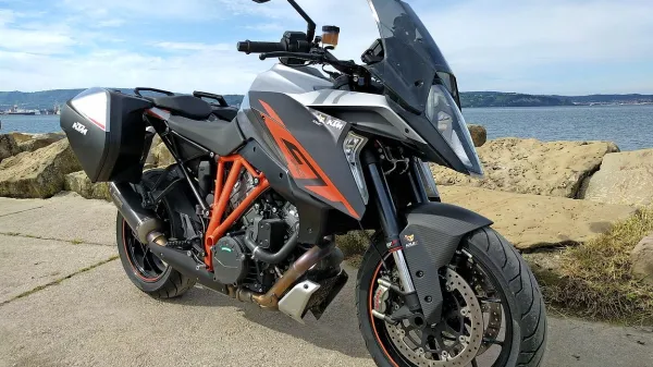Zver z akrapovičevim izpuhom je najprimernejša za kratke in srednje dolge izlete.