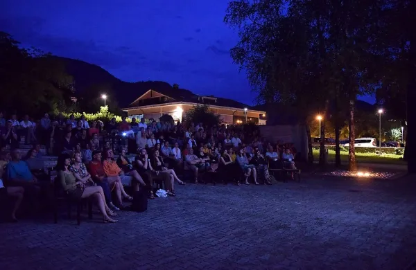 Kino na prostem oziroma pod brezami si je ogledalo več kot 
200 ljudi.
