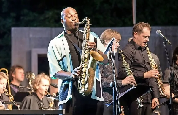 Ameriški jazz saksofonist Jamesu Carterju je minulo nedeljo s svojim triom in Big bandom 
RTV Slovenija navdušil prepoln amfiteater Kromberškega gradu. 