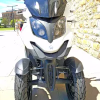 Kot ostali skuterji iz družine quadro je tudi ta opremljen s 
patentiranim hidravličnim sistemom krmiljenja nagiba.