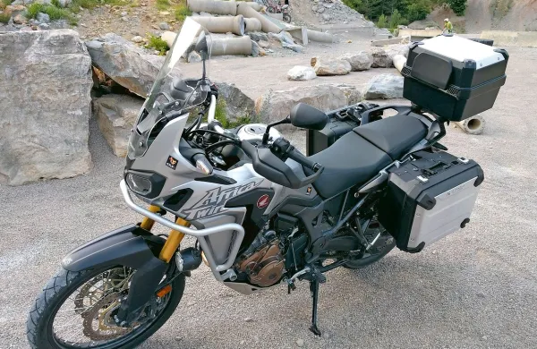 Testni motocikel je bil opremljen z  izpušnim loncem Akrapović in kompletom treh kovčkov.