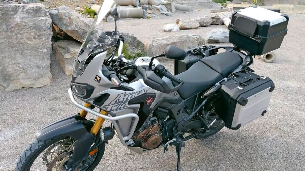 Testni motocikel je bil opremljen z  izpušnim loncem Akrapović in kompletom treh kovčkov.