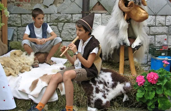 Prve Pastirske igre so v Senožečah pripravili še v prejšnjem 
stoletju. Tako pa  sta se tedanja “pastirčka” predstavila leta 
2006. Zdaj sta že odrasla, kakšne vragolije bodo pripravili 
letos, bo znano v soboto.