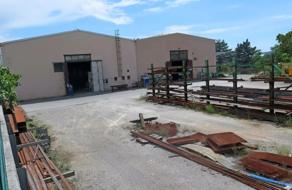 Nekdanje kovinarske delavnice  je kupilo podjetje s sedežem v Sežani, vendar prodajni 
postopek še ni končan.