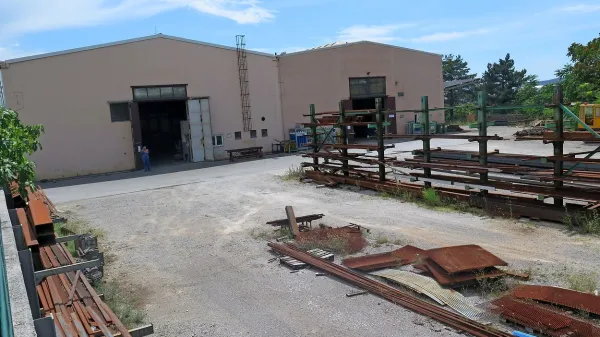 Nekdanje kovinarske delavnice  je kupilo podjetje s sedežem v Sežani, vendar prodajni 
postopek še ni končan.