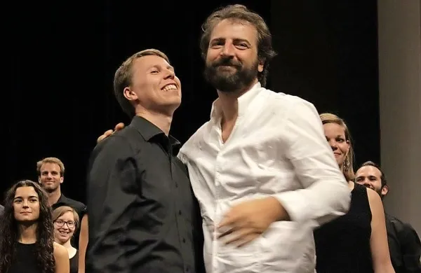  Z mladimi pevci sta delala dva dirigenta: Italijan Lorenzo 
Donati (desno)  in Finec Mikko Sidoroff.