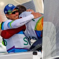 Vaskotu so že na regatnem polju čestitali številni tekmeci. Še 
najbolj prisrčno Argentinec, s katerim sta preživela lep del 
olimpijskih priprav.