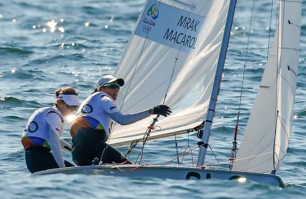 Tina Mrak in Veronika Macarol sta  v zadnji regati razreda 470 
suvereno zmagali in olimpijske igre končali na šestem 
mestu.