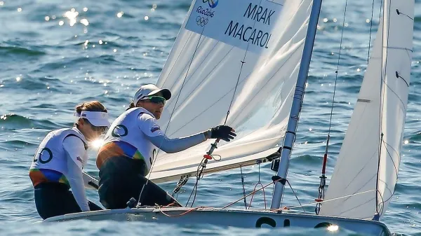 Tina Mrak in Veronika Macarol sta  v zadnji regati razreda 470 
suvereno zmagali in olimpijske igre končali na šestem 
mestu.