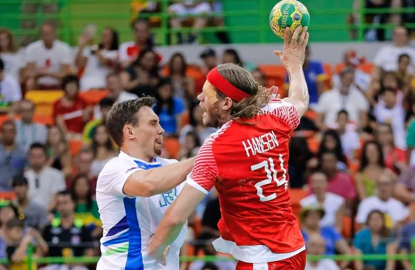 Mikkel Hansen (z žogo) je Sloveniji v četrtfinalu natresel osem 
golov. 