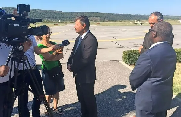 Poslanska skupina SMC po jutranjem srečanju z ministrom 
za infrastrukturo Petrom Gašperšičem uradne izjave medijem 
o podpori ministru iz svoje kvote za zdaj še ni dala.