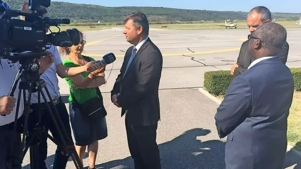 Poslanska skupina SMC po jutranjem srečanju z ministrom 
za infrastrukturo Petrom Gašperšičem uradne izjave medijem 
o podpori ministru iz svoje kvote za zdaj še ni dala.