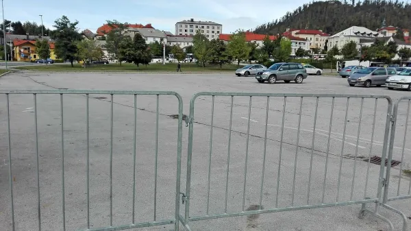  Čeprav so v podjetju Batagel & Co. povedali, da bodo parkirišča potrebovali za svoje 
potrebe oziroma potrebe Postojnske jame (ki je v večinski lasti družbe Batagel & Co.),   je to 
v glavnem prazno. 



