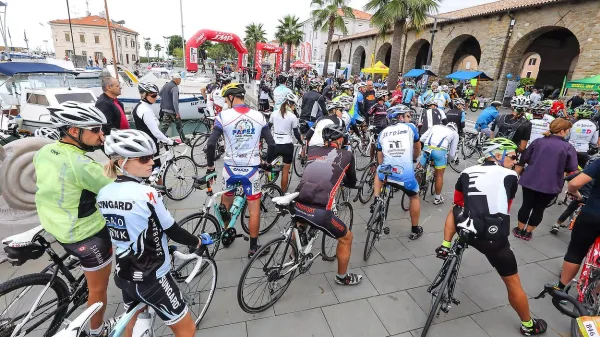 Na skupinskem startu maratona se je lani v Kopru zbralo več 
kot 600 kolesarjev.