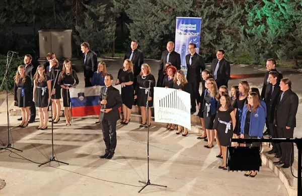 Pod mogočnim Olimpom  je najbolj blestel Akademski pevski 
zbor Univerze na Primorskem. 