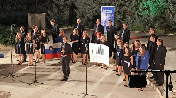 Pod mogočnim Olimpom  je najbolj blestel Akademski pevski 
zbor Univerze na Primorskem. 
