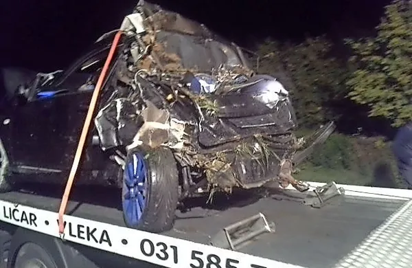 Mladega voznika so iz zverižene pločevine rešili bistriški 
gasilci, reševalci pa so ga odpeljali v izolsko bolnišnico, kjer 
je po štirih urah zaradi hudih poškodb umrl. 