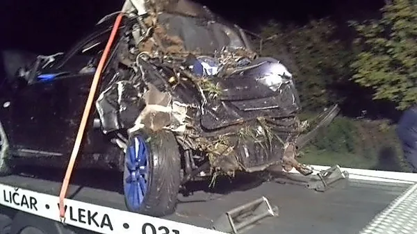 Mladega voznika so iz zverižene pločevine rešili bistriški 
gasilci, reševalci pa so ga odpeljali v izolsko bolnišnico, kjer 
je po štirih urah zaradi hudih poškodb umrl. 