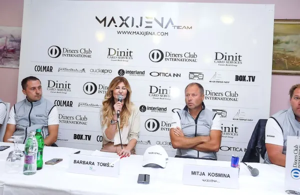 Z leve: navtični arhitekt Andrej Justin, generalni sponzor 
Primož Patru, direktor družbe  Dinit Card Services, voditeljica 
novinarske konference Barbara Hauptman Tomšič, krmar 
Maxi Jene Mitja Kosmina in vodja ekipe Gašper Vinčec.