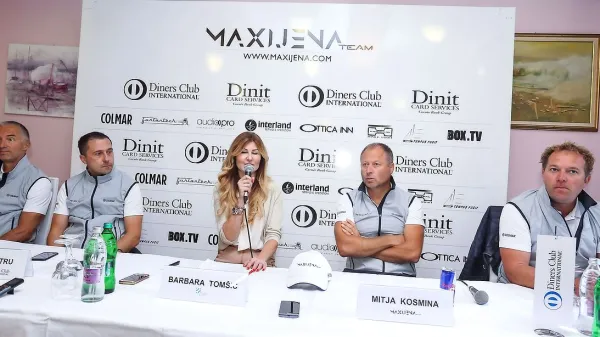 Z leve: navtični arhitekt Andrej Justin, generalni sponzor 
Primož Patru, direktor družbe  Dinit Card Services, voditeljica 
novinarske konference Barbara Hauptman Tomšič, krmar 
Maxi Jene Mitja Kosmina in vodja ekipe Gašper Vinčec.