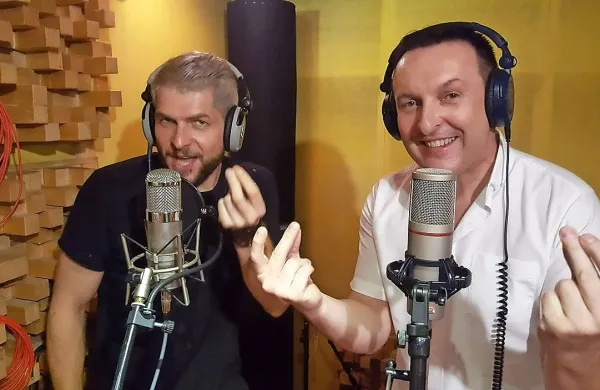 Klemen Bunderla (levo) je s sotekmovalcem iz šova Znan 
obraz ima svoj glas Frenkom Novo posnel duet Sladko 
vino.