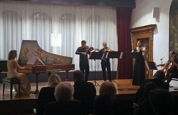Baročni ansambel mladih glasbenikov s čembalistko Evo Dolinšek je dvorano Glasbene šole Koper napolnil z  
razkošnimi starodavnimi zvoki. 