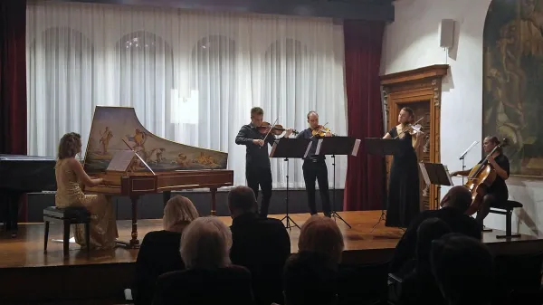 Baročni ansambel mladih glasbenikov s čembalistko Evo Dolinšek je dvorano Glasbene šole Koper napolnil z  
razkošnimi starodavnimi zvoki. 
