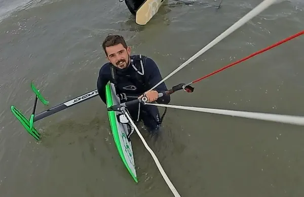 Blaž Novak (v ospredju) in  Domen Simčič med svojim 
podvigom.