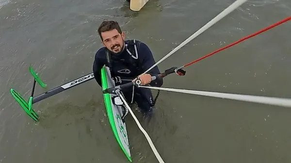 Blaž Novak (v ospredju) in  Domen Simčič med svojim 
podvigom.